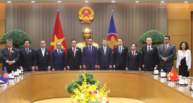 Thủ tướng tiếp đo&agrave;n l&atilde;nh đạo cơ quan thực thi ph&aacute;p luật c&aacute;c nước ASEAN- Ảnh 1.