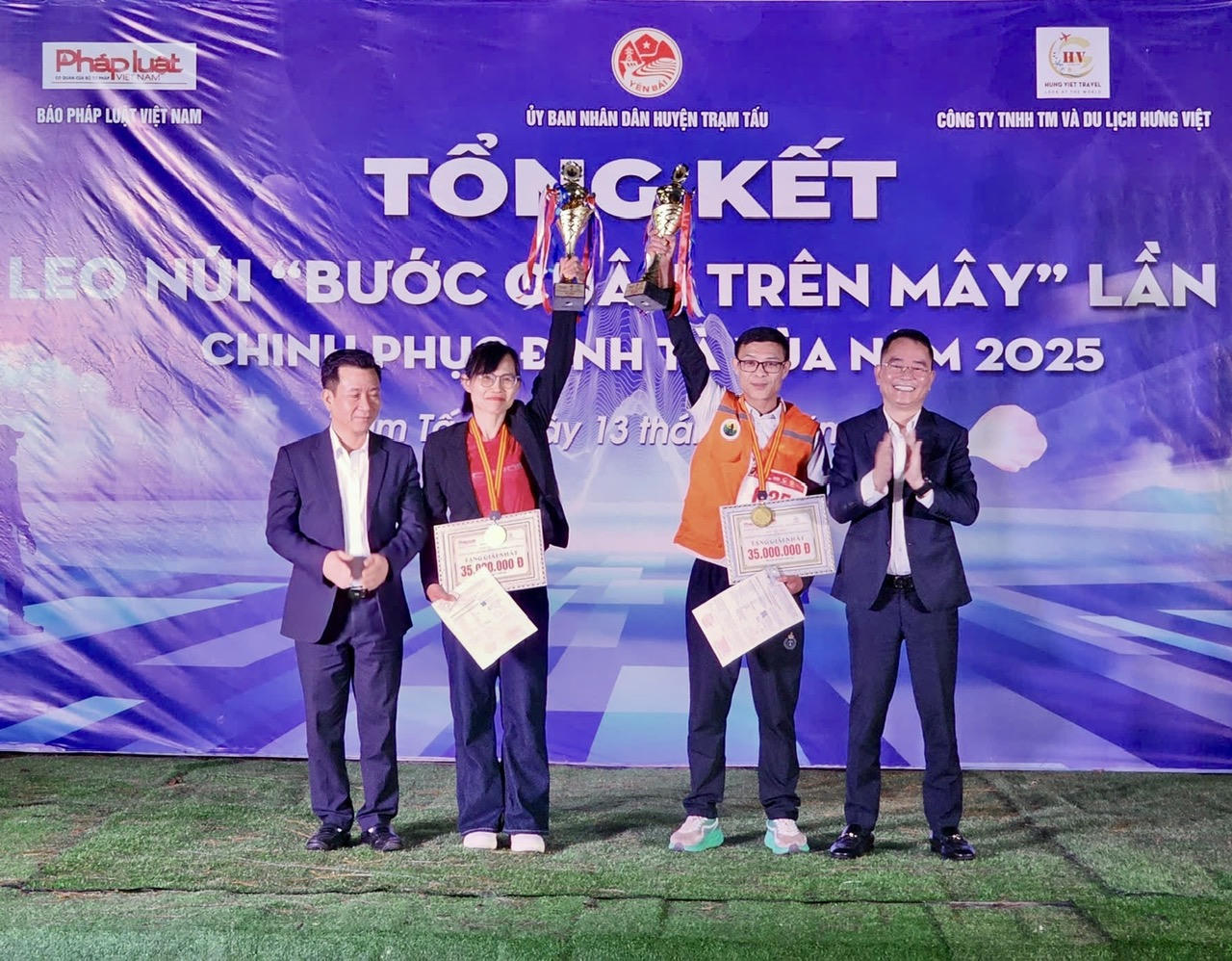 Nh&agrave; b&aacute;o Ho&agrave;ng Y&ecirc;n c&ugrave;ng đồng nghiệp nhận giải sau khi c&aacute;n đ&iacute;ch đầu ti&ecirc;n tại &ldquo;Bước ch&acirc;n tr&ecirc;n m&acirc;y&rdquo; m&ugrave;a 2. (Ảnh: NVCC).
