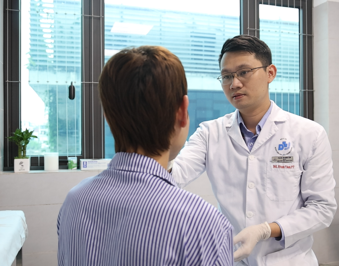 B&aacute;c sĩ thăm kh&aacute;m t&igrave;nh trạng của bệnh nh&acirc;n. Ảnh: BVCC
