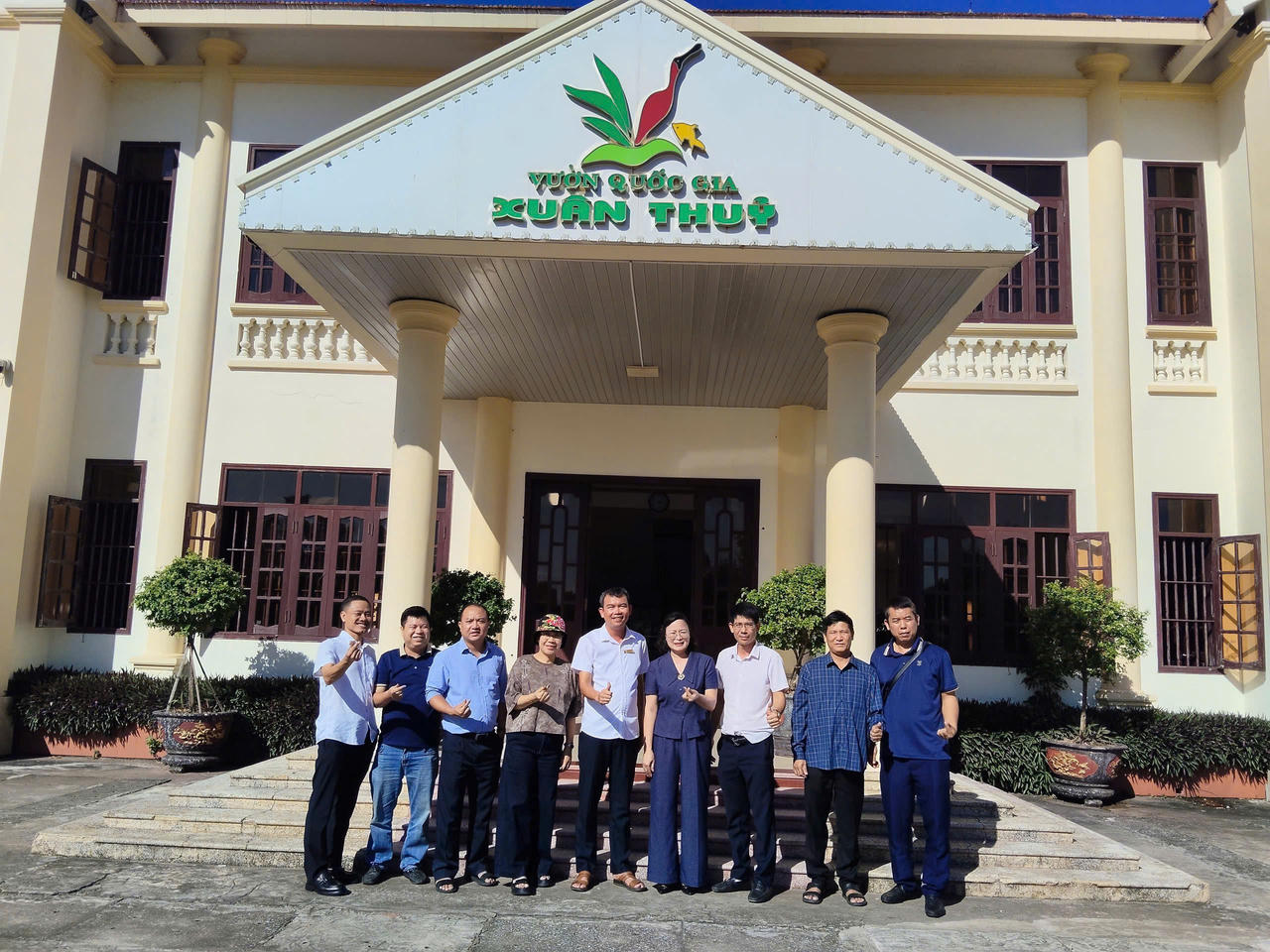 &Ocirc;ng Vũ Quốc Đạt, Ph&oacute; Gi&aacute;m đốc Vườn Quốc gia Xu&acirc;n Thủy (thứ 5 từ tr&aacute;i sang)  chụp ảnh lưu niệm c&ugrave;ng Đo&agrave;n c&ocirc;ng t&aacute;c của B&aacute;o Ph&aacute;p luật Việt Nam