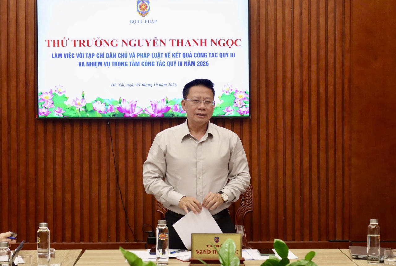 Thứ trưởng Bộ Tư ph&aacute;p Nguyễn Thanh Ngọc ph&aacute;t biểu kết luận buổi l&agrave;m việc