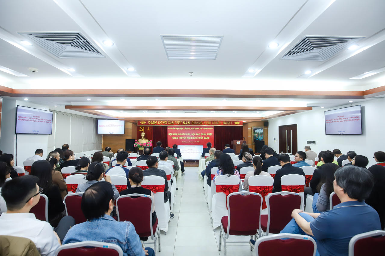 Hội nghị nghi&ecirc;n cứu học tập qu&aacute;n triệt tuy&ecirc;n truyền nghị quyết của Đảng.