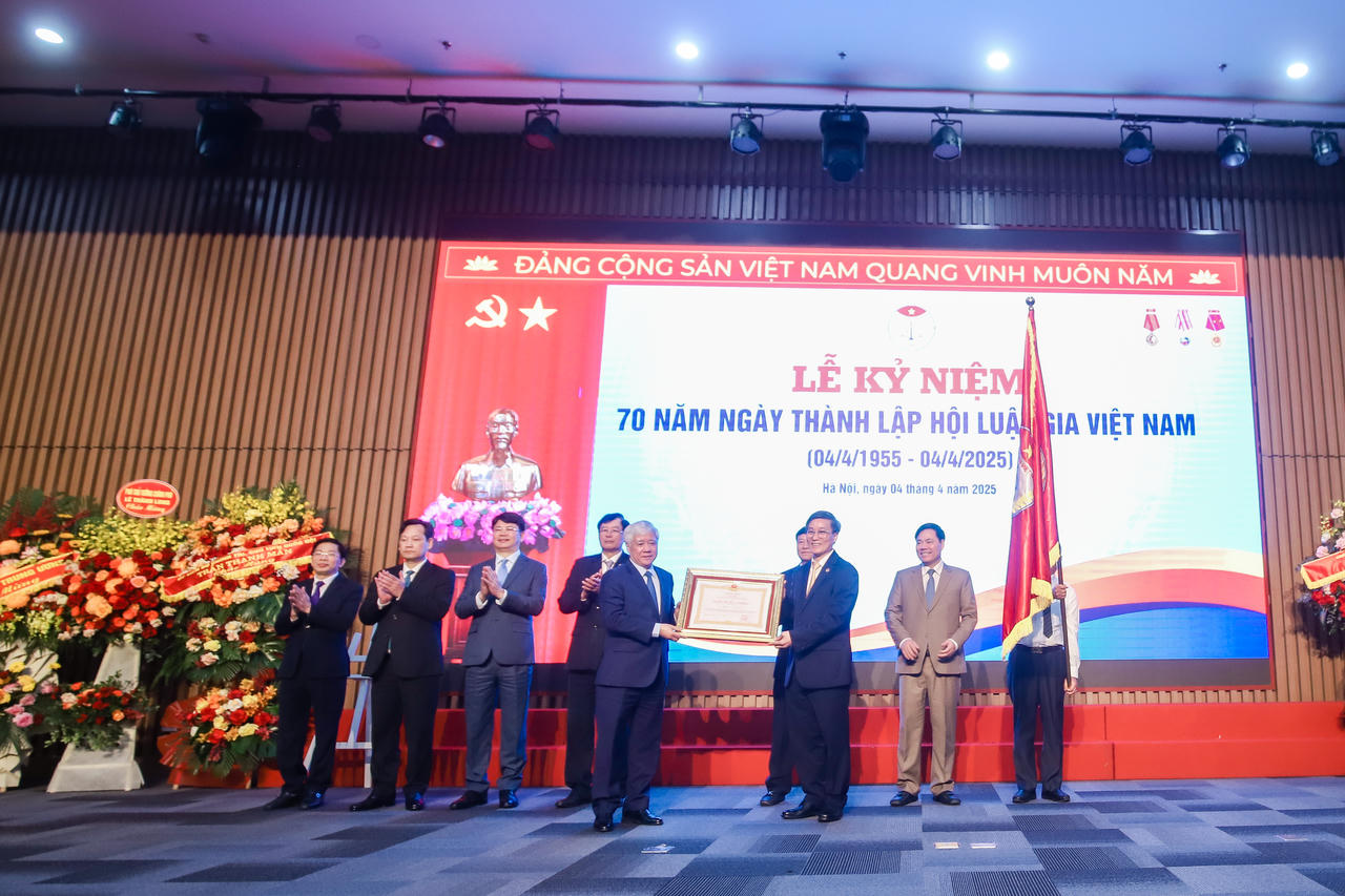 Hội Luật gia Việt Nam đ&oacute;n nhận Hu&acirc;n chương Lao động hạng Nhất nh&acirc;n kỷ niệm 70 năm ng&agrave;y th&agrave;nh lập.