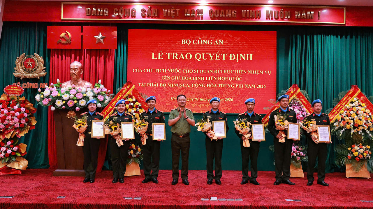Thừa ủy quyền, Thứ trưởng Phạm Thế T&ugrave;ng trao Quyết định của Chủ tịch nước cho 7 sĩ quan đi thực hiện nhiệm vụ GGHB LHQ tại Ph&aacute;i bộ MINUSCA (Ảnh: LL GGHB cung cấp)