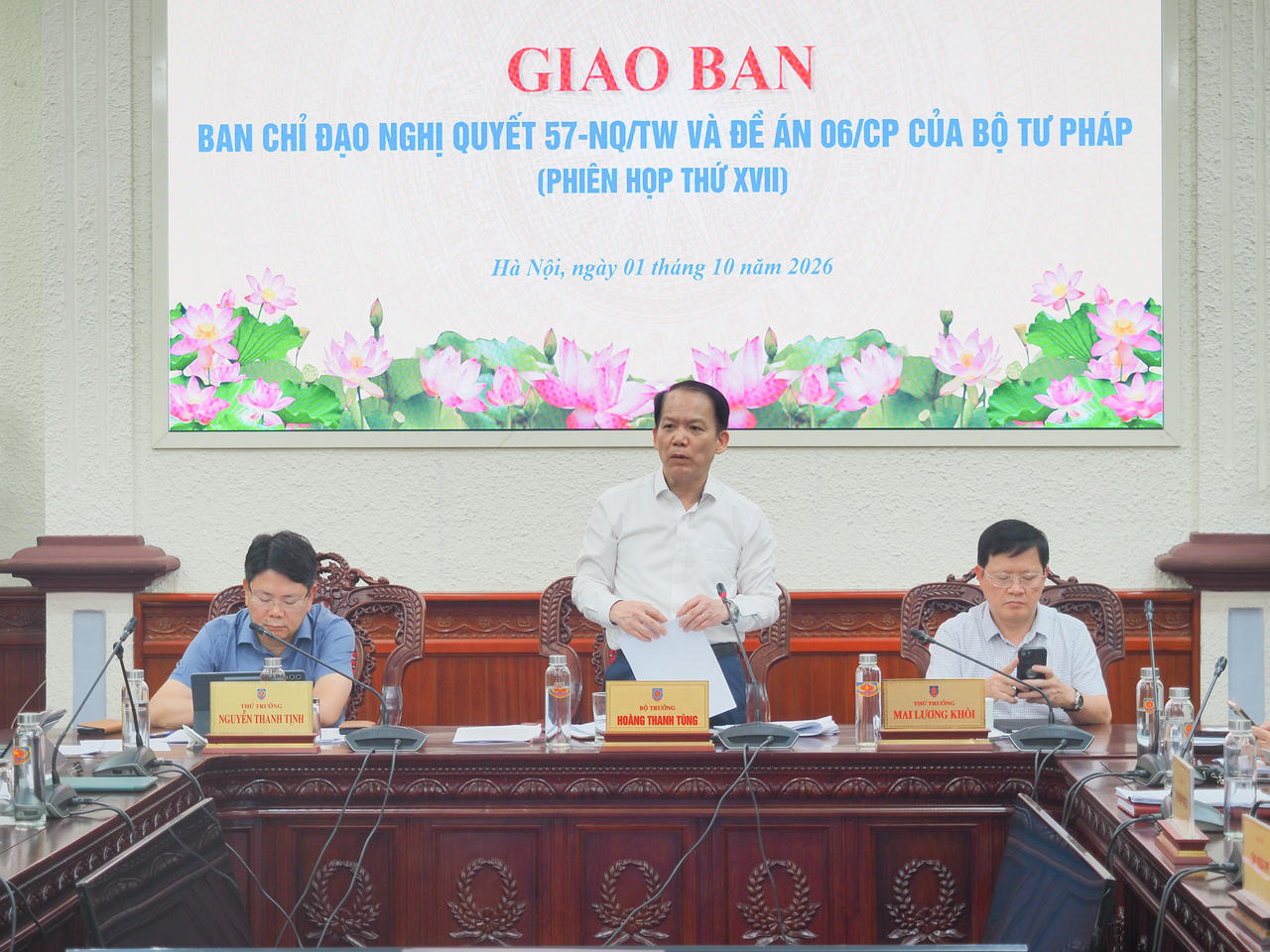 Bộ trưởng Ho&agrave;ng Thanh T&ugrave;ng kết luận cuộc họp.