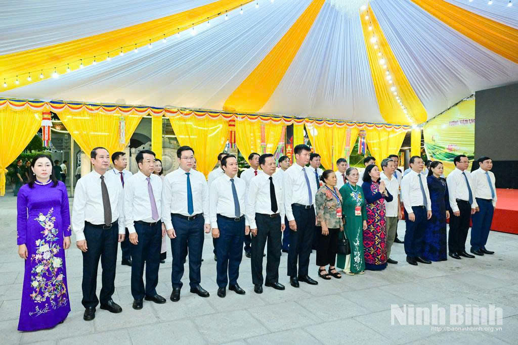 C&aacute;c đại biểu dự lễ d&acirc;ng hương. Ảnh: B&aacute;o Ninh B&igrave;nh