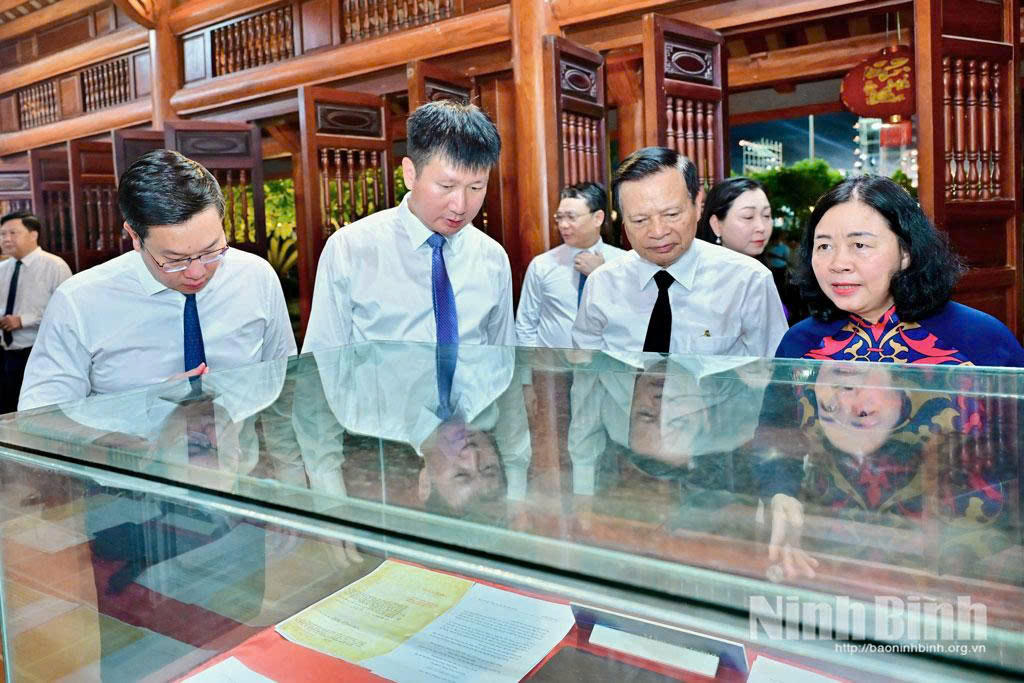 C&aacute;c đại biểu tham quan kh&ocirc;ng gian trưng b&agrave;y những hiện vật tại Nh&agrave; lưu niệm đồng ch&iacute; Lương Kh&aacute;nh Thiện. Ảnh: B&aacute;o Ninh B&igrave;nh