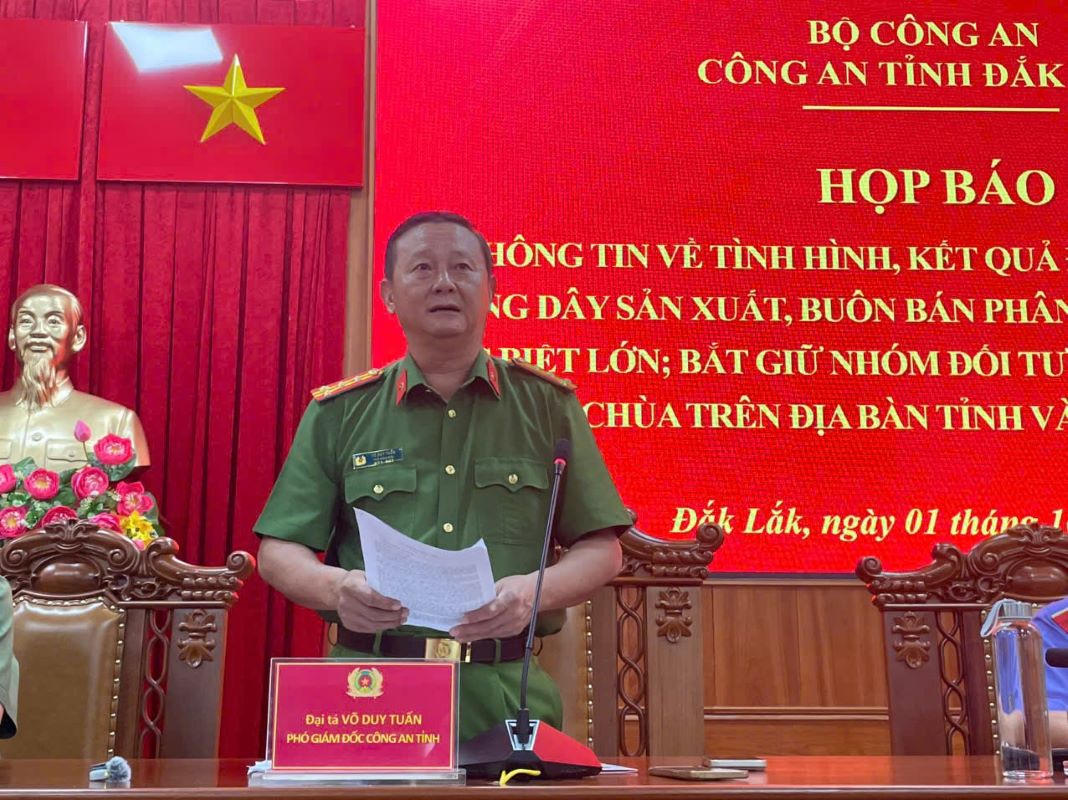 Đại t&aacute; V&otilde; Duy Tuấn - Thủ trưởng Cơ quan CSĐT C&ocirc;ng &aacute;n tỉnh ĐắkLắk th&ocirc;ng tin tại Hợp b&aacute;o