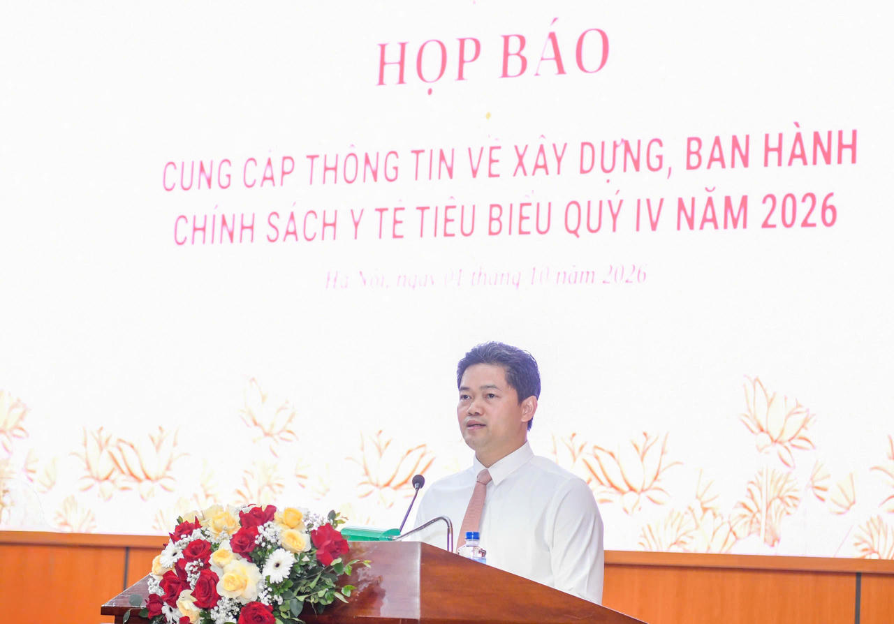 Thứ trưởng Thường trực Bộ Y tế Vũ Mạnh H&agrave; ph&aacute;t biểu tại họp b&aacute;o. Ảnh: Ngọc Nga