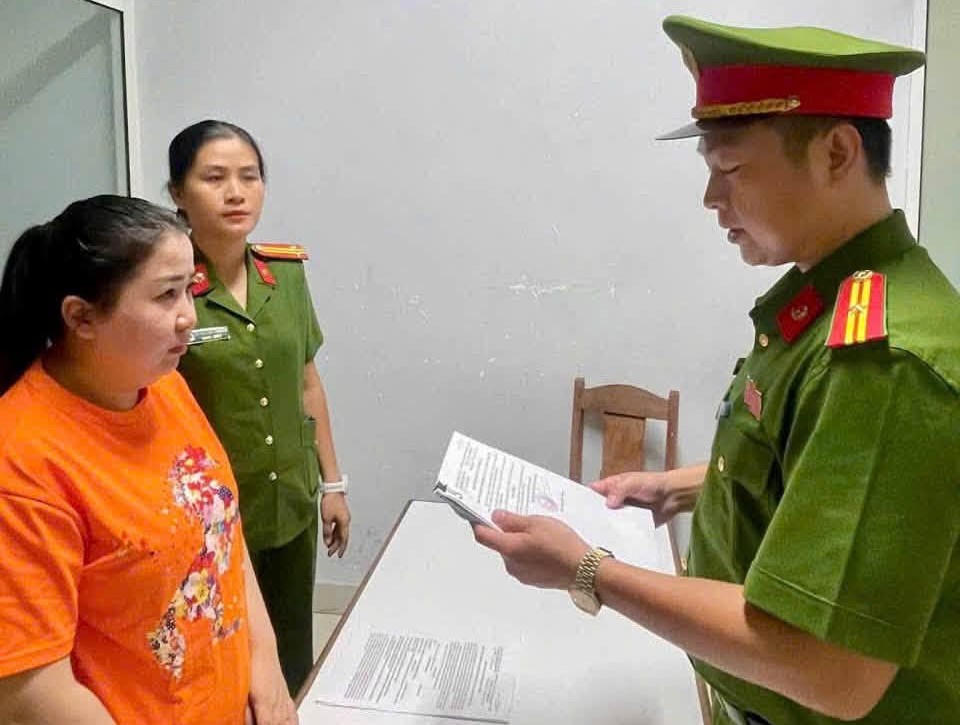 Đối tượng Trần Thị Mỹ Hạnh tại cơ quan c&ocirc;ng an. (Ảnh: C&ocirc;ng an cung cấp)