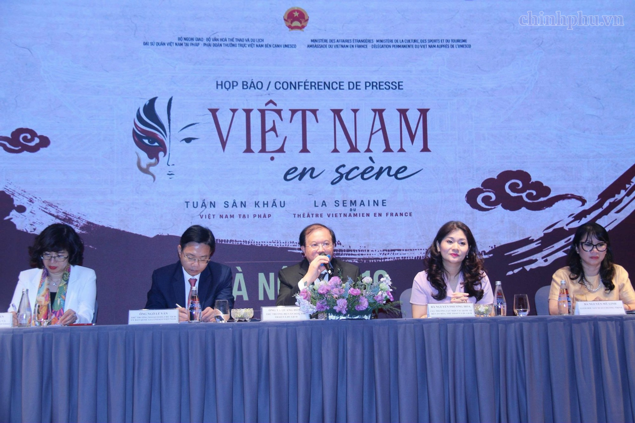 Thứ trưởng Bộ Văn ho&aacute;, Thể thao v&agrave; Du lịch Tạ Quang Đ&ocirc;ng chia sẻ 'Tuần S&acirc;n khấu Việt Nam tại Ph&aacute;p' (Ảnh: Ngọc B&iacute;ch).