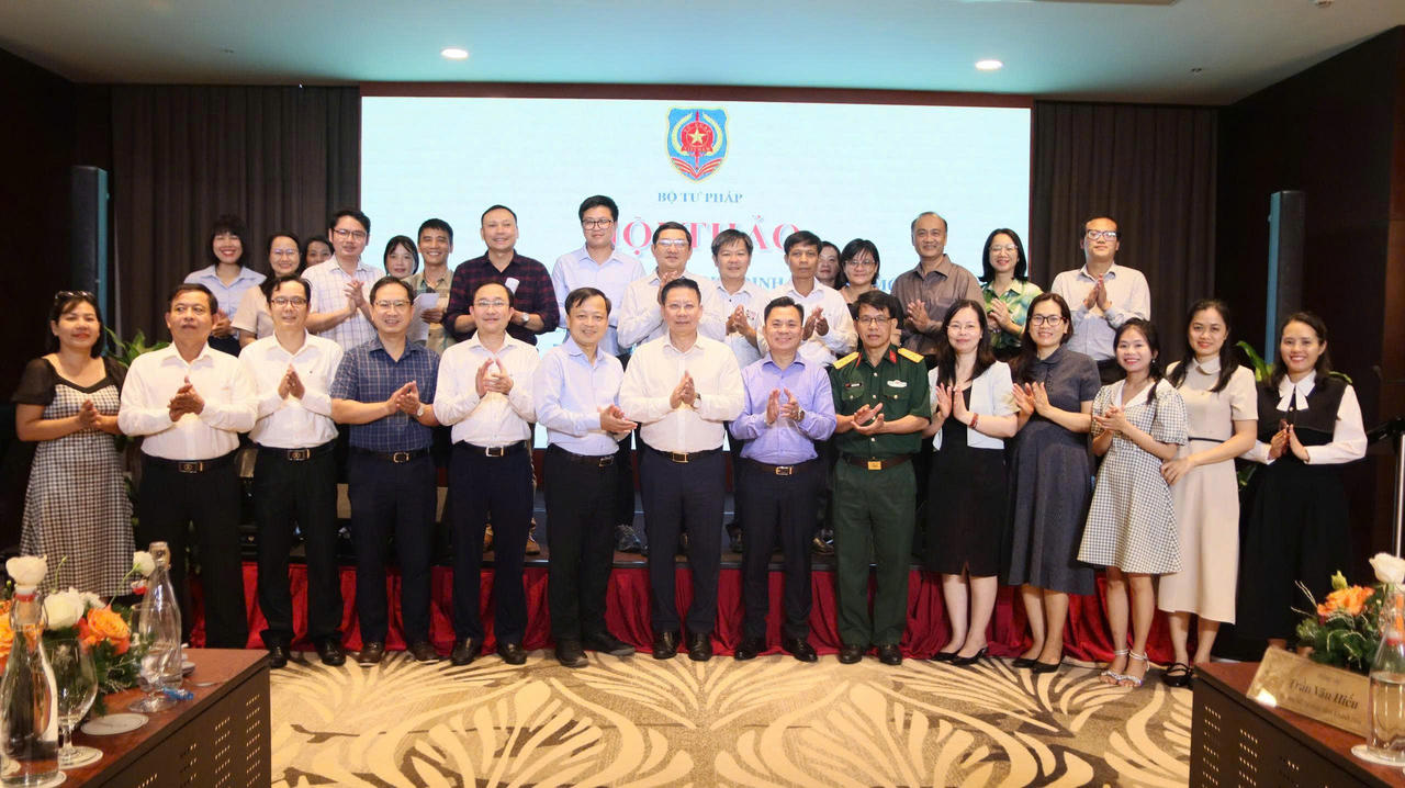 Thứ trưởng Nguyễn Thanh Ngọc chụp ảnh lưu niệm c&ugrave;ng c&aacute;c đại biểu tham dự.