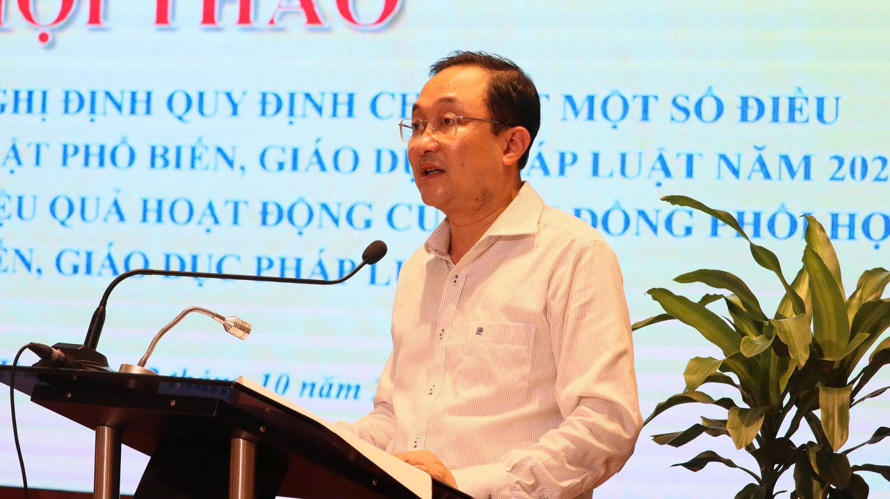 Ph&oacute; Cục trưởng Cục Phổ biến, gi&aacute;o dục ph&aacute;p luật v&agrave; Trợ gi&uacute;p ph&aacute;p l&yacute; Phan Hồng Nguy&ecirc;n ph&aacute;t biểu tại Hội thảo.