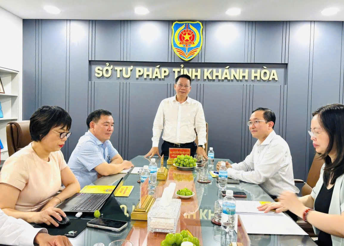 Thứ trưởng Nguyễn Thanh Ngọc c&ugrave;ng đo&agrave;n c&ocirc;ng t&aacute;c Bộ Tư ph&aacute;p đ&atilde; đến thăm Sở Tư ph&aacute;p tỉnh Kh&aacute;nh H&ograve;a.
