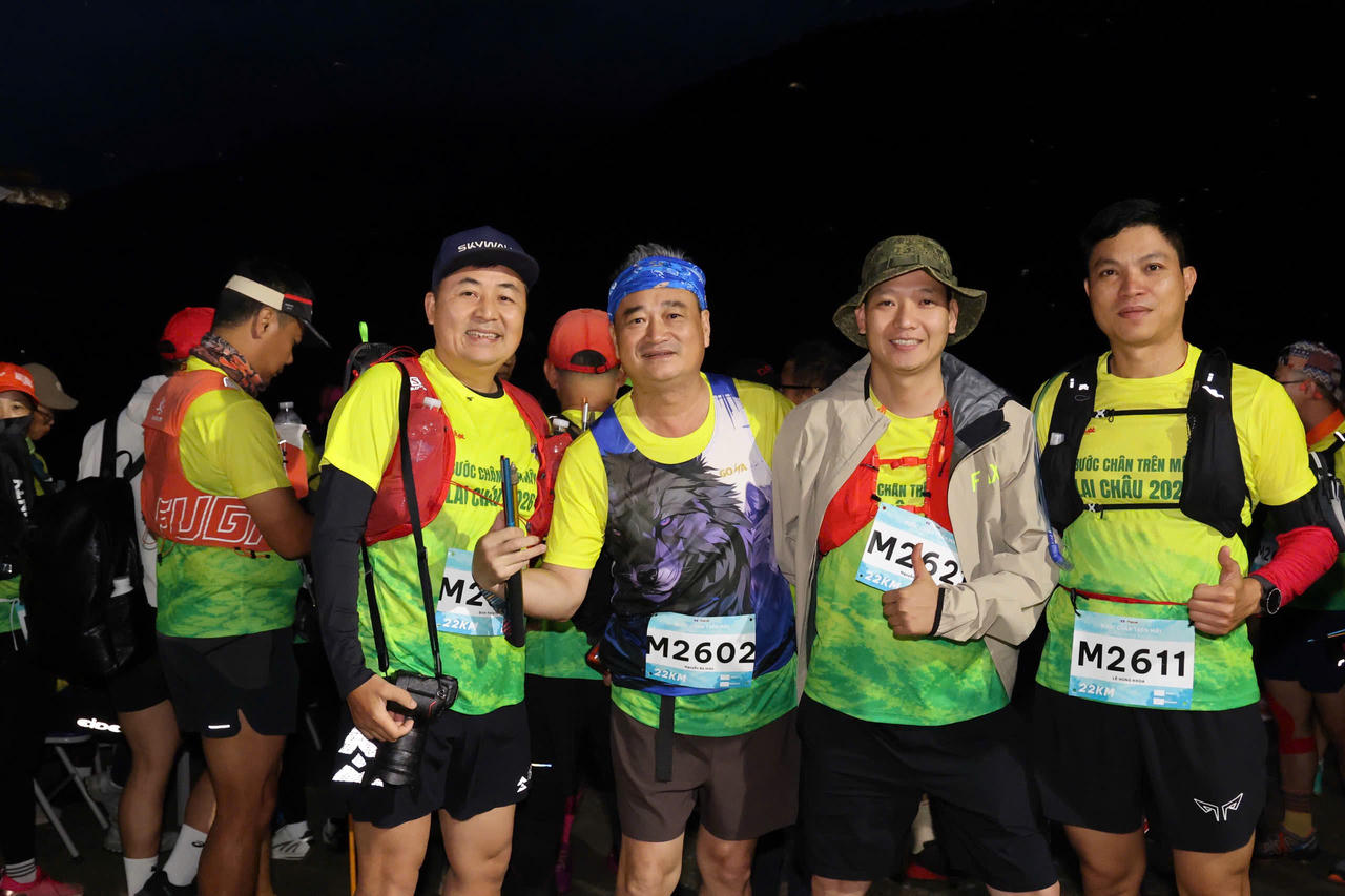 Vận động vi&ecirc;n tập trung đầy đủ, đ&uacute;ng giờ tại khu vực xuất ph&aacute;t.