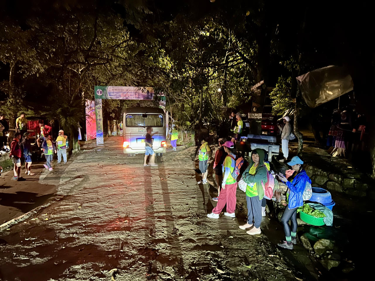 Chính thức vào đường đua tranh giải leo núi 'Bước chân trên mây - Chinh phục con đường đá cổ Pa Vi'