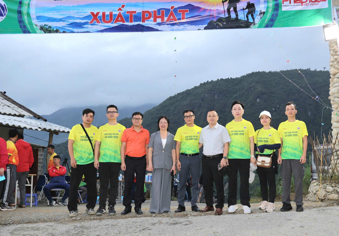 Ch&iacute;nh thức v&agrave;o đường đua tranh giải leo n&uacute;i 'Bước ch&acirc;n tr&ecirc;n m&acirc;y - Chinh phục con đường đ&aacute; cổ Pa Vi'