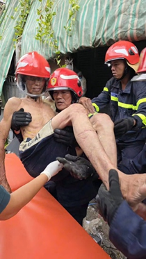 C&aacute;n bộ, chiến sĩ PCCC v&agrave; CNCH phối hợp đưa người bị nạn ra khỏi nơi nguy hiểm.