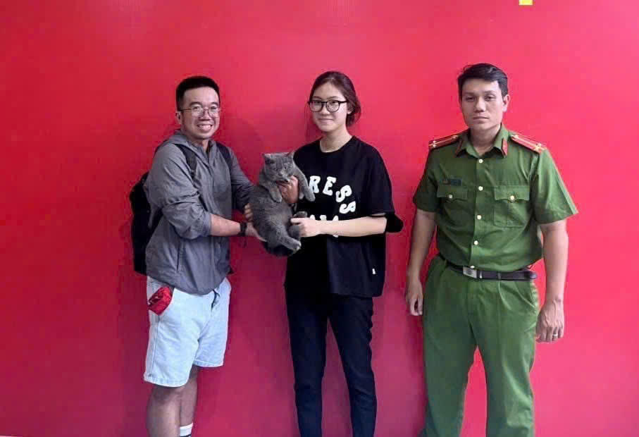 Người d&acirc;n được lực lượng chức năng b&agrave;n giao lại m&egrave;o bị mất trộm. Ảnh: C&ocirc;ng an cung cấp