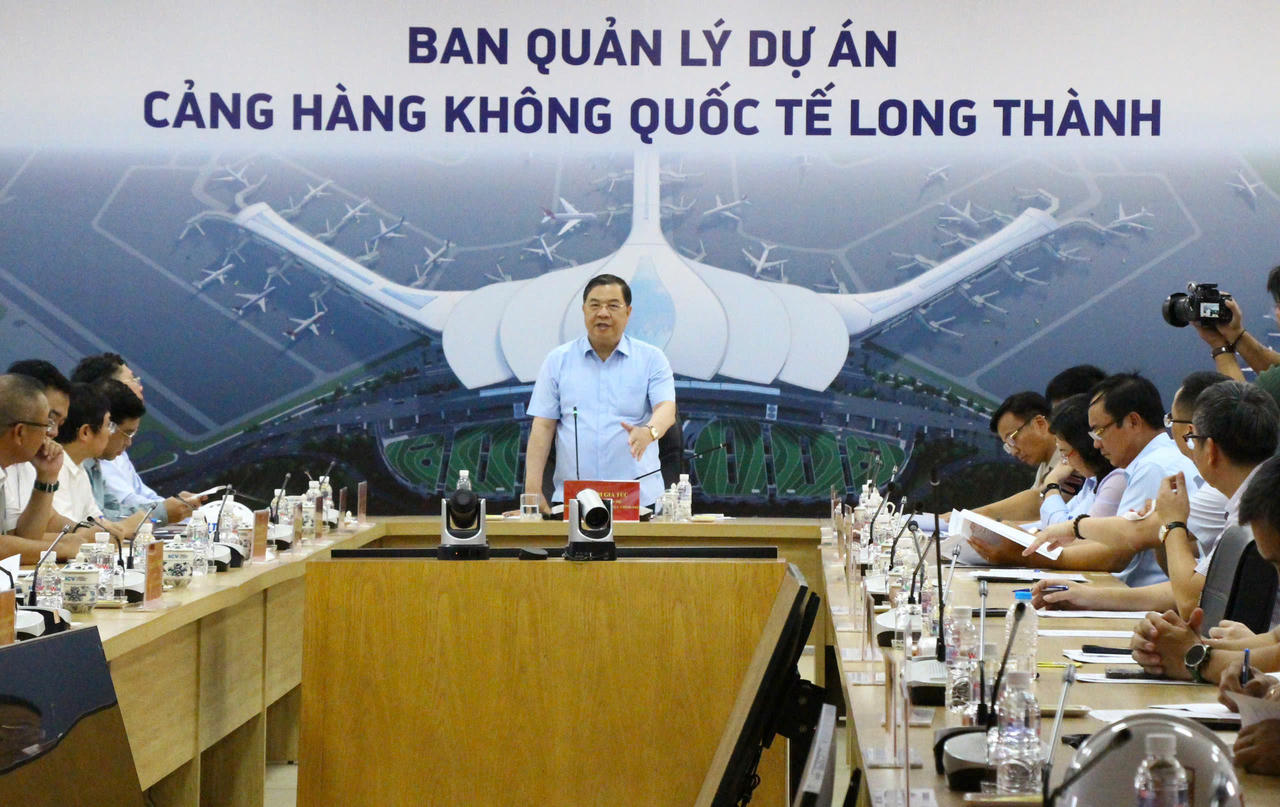 Ph&oacute; Thủ tướng y&ecirc;u cầu c&aacute;c đơn vị tăng tốc thi c&ocirc;ng 24/7, b&aacute;m s&aacute;t tiến độ từng hạng mục. Ảnh: DK