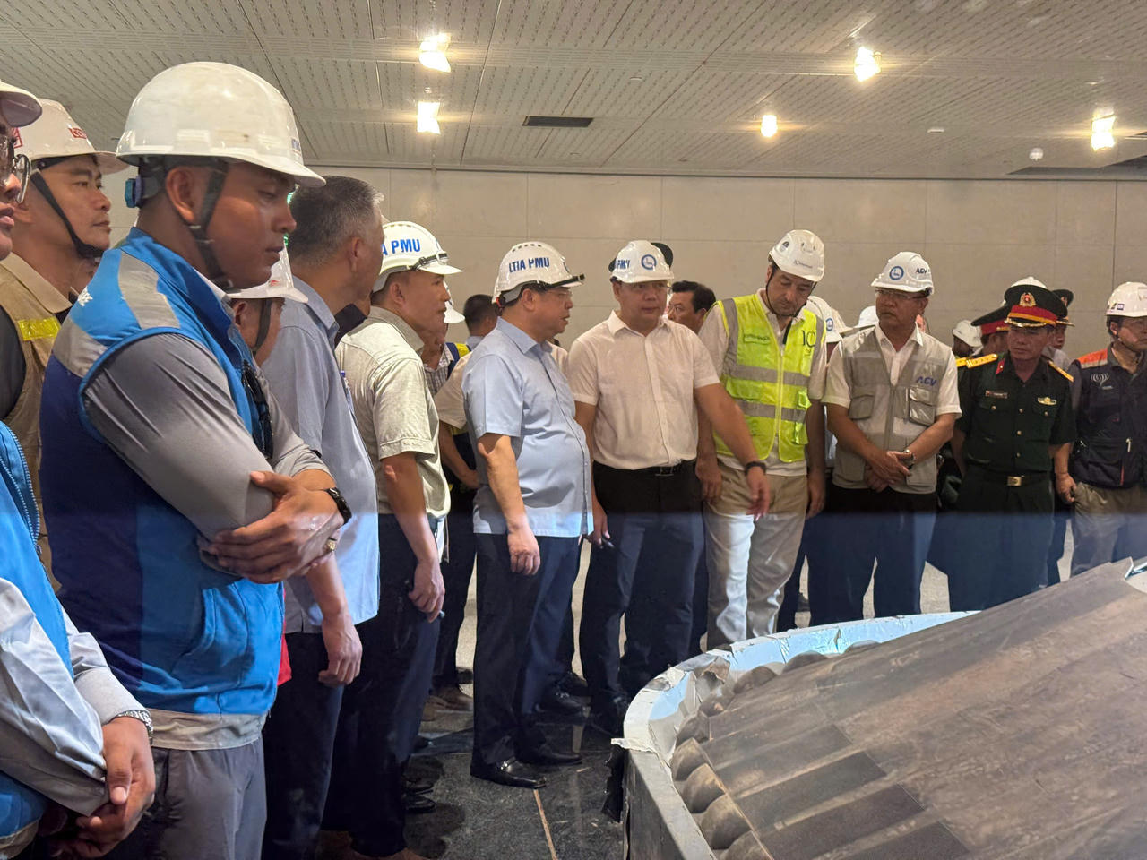 Ph&oacute; Thủ tướng Thường trực Phạm Gia T&uacute;c kiểm tra tiến độ thi c&ocirc;ng nh&agrave; ga h&agrave;nh kh&aacute;ch s&acirc;n bay Long Th&agrave;nh. Ảnh: DK