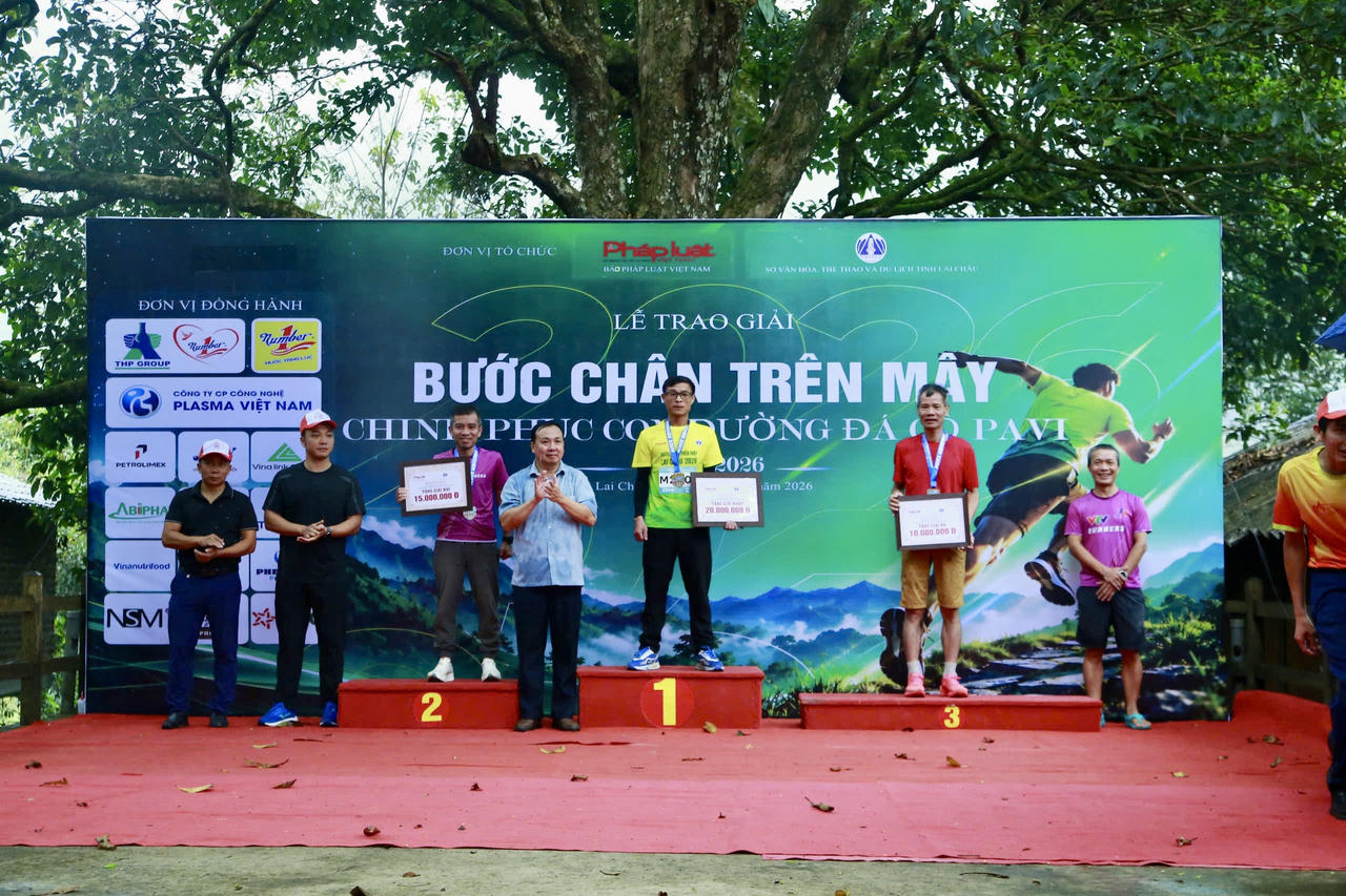 Trao giải cho vận động viên xuất sắc tại Giải leo núi 'Bước chân trên mây - Chinh phục con đường đá cổ Pa Vi'