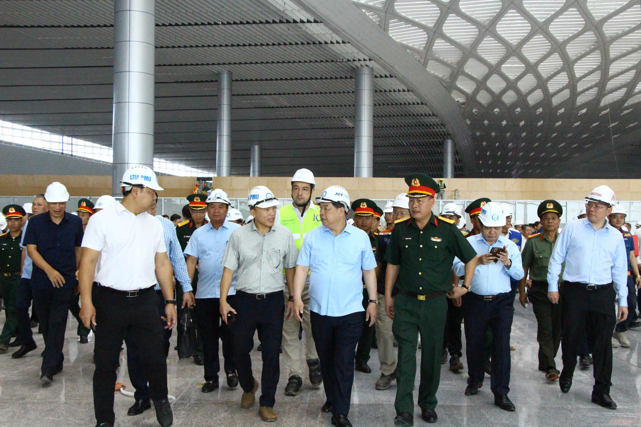 Ph&oacute; Thủ tướng Thường trực Ch&iacute;nh phủ Phạm Gia T&uacute;c c&ugrave;ng đo&agrave;n c&ocirc;ng t&aacute;c kiểm tra thực địa tại Cảng h&agrave;ng kh&ocirc;ng quốc tế Long Th&agrave;nh. Ảnh: DK