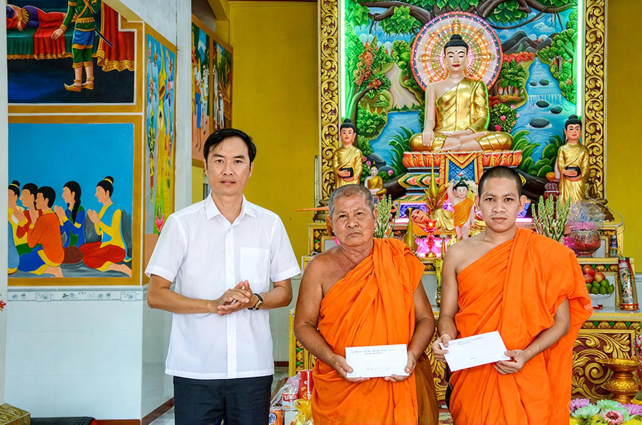 &Ocirc;ng Lương Văn Pho - Ph&oacute; Gi&aacute;m đốc Sở D&acirc;n tộc v&agrave; T&ocirc;n gi&aacute;o tỉnh C&agrave; Mau, tặng qu&agrave; c&aacute;c vị sư tại Salatel Gi&aacute;p Nước, phường Vĩnh Trạch, nh&acirc;n dịp Lễ Sene Dolta (Ảnh: Q.A).