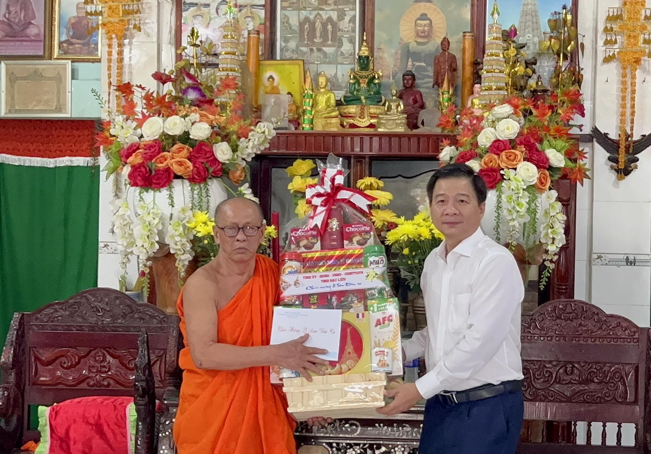 &Ocirc;ng Nguyễn B&igrave;nh T&acirc;n - Ủy vi&ecirc;n BTV Tỉnh ủy, nguy&ecirc;n Trưởng Ban Nội ch&iacute;nh Tỉnh ủy Bạc Li&ecirc;u, nay l&agrave; Ph&oacute; Trưởng Đo&agrave;n ĐBQH chuy&ecirc;n tr&aacute;ch kh&oacute;a XVI tỉnh C&agrave; Mau, tặng qu&agrave;, ch&uacute;c mừng H&ograve;a thượng Hữu Hinh - Chủ tịch Hội Đo&agrave;n kết sư s&atilde;i y&ecirc;u nước tỉnh Bạc Li&ecirc;u (cũ), nh&acirc;n dịp Lễ Sene Dolta (Ảnh: T.N).