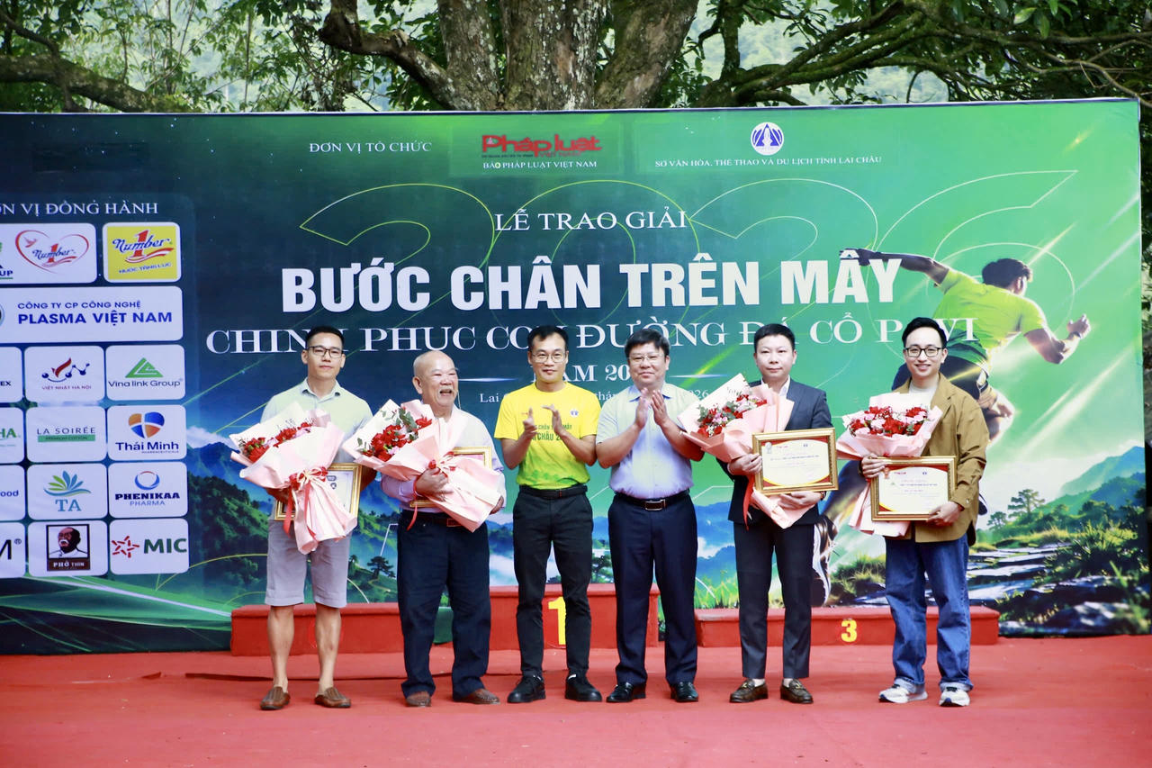 &Ocirc;ng Trần Mạnh H&ugrave;ng - Gi&aacute;m đốc Sở Văn h&oacute;a, Thể thao v&agrave; Du lịch tỉnh Lai Ch&acirc;u v&agrave; Nh&agrave; b&aacute;o Trần Ngọc H&agrave; - Ph&oacute; Tổng Bi&ecirc;n tập B&aacute;o Ph&aacute;p luật Việt Nam tặng hoa c&aacute;c đơn vị đồng h&agrave;nh v&agrave; nh&agrave; t&agrave;i trợ. (Ảnh: Hữu Trường)