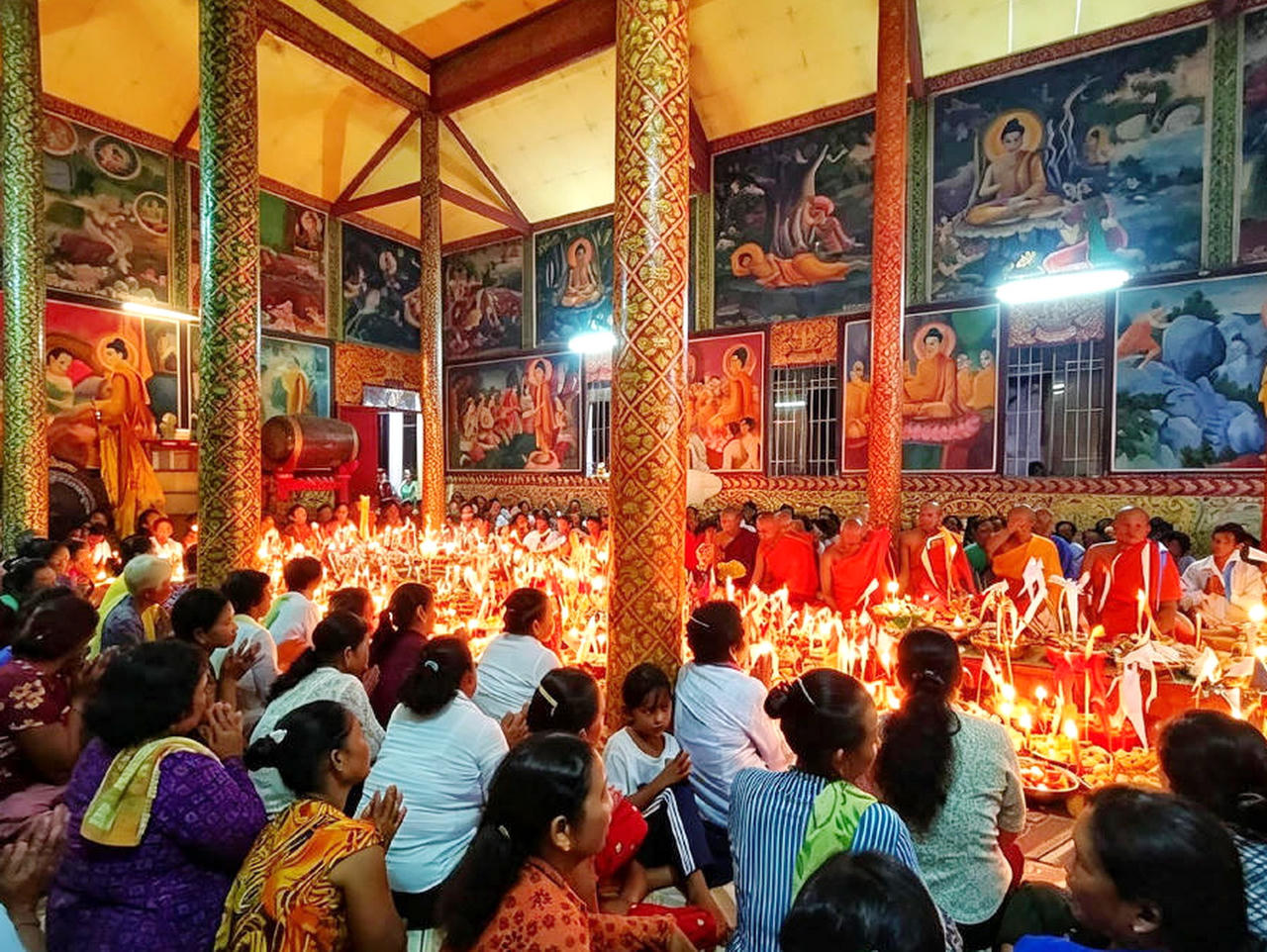 Đồng b&agrave;o Khmer thực hiện nghi thức cầu si&ecirc;u tại ch&ugrave;a nh&acirc;n dịp Lễ Sene Dolta (Ảnh: CTV).