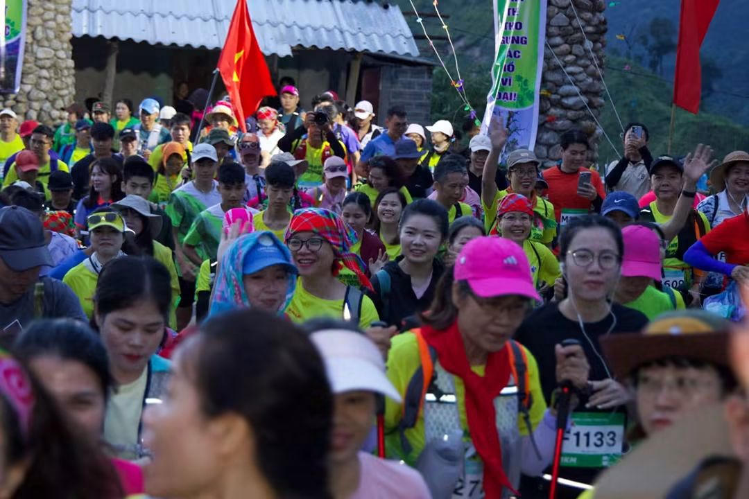 M&agrave;n khởi động rất h&agrave;o hứng của c&aacute;c VĐV. (Ảnh NH)