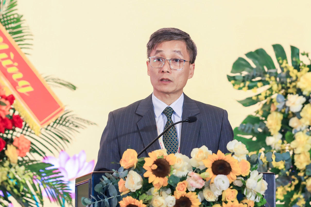 Đồng ch&iacute; Nguyễn Kh&aacute;nh Ngọc - Chủ tịch Hội Luật gia Việt Nam b&aacute;o c&aacute;o trước Đại hội về c&ocirc;ng t&aacute;c nh&acirc;n sự.