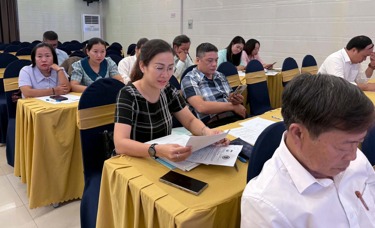 C&aacute;c chuy&ecirc;n gia ph&aacute;p l&yacute; tập trung l&agrave;m r&otilde; những quy định li&ecirc;n quan đến lao động, tiền lương v&agrave; BHXH m&agrave; doanh nghiệp, hộ kinh doanh thường gặp kh&oacute; khăn trong qu&aacute; tr&igrave;nh thực hiện. (Ảnh: T.Nhung)