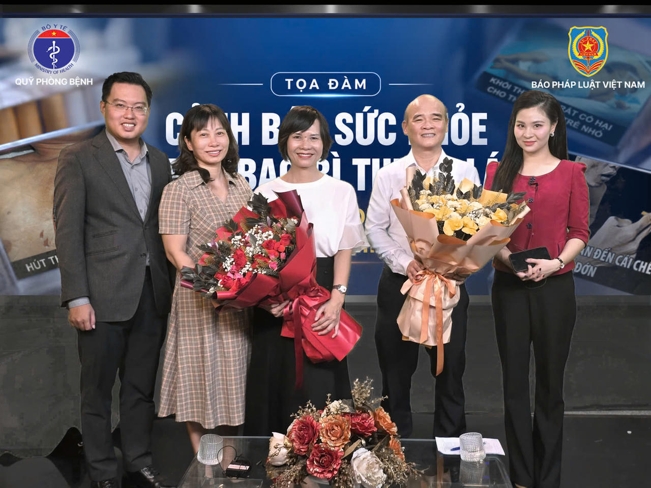 Sau hơn 1 giờ kh&aacute;ch mời chia sẻ &yacute; kiến t&acirc;m huyết, tọa đ&agrave;m kết th&uacute;c th&agrave;nh c&ocirc;ng.