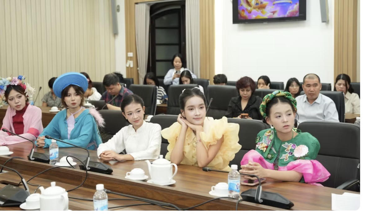 Lấy thiếu nhi l&agrave;m trung t&acirc;m, chương tr&igrave;nh nghệ thuật 'Chắp c&aacute;nh tuổi thơ' kết nối &acirc;m nhạc, nghệ thuật biểu diễn gi&uacute;p c&aacute;c em kh&aacute;m ph&aacute; thế giới (Ảnh: BTC).