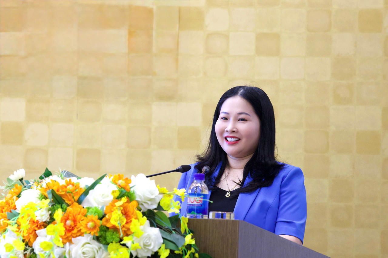 Bà Vũ Thị Hi&ecirc;̀n Hạnh, Phó Chủ tịch UBND tỉnh Lào Cai phát bi&ecirc;̉u tại bu&ocirc;̉i họp báo (Ảnh: Nguy&ecirc;̃n Hải)
