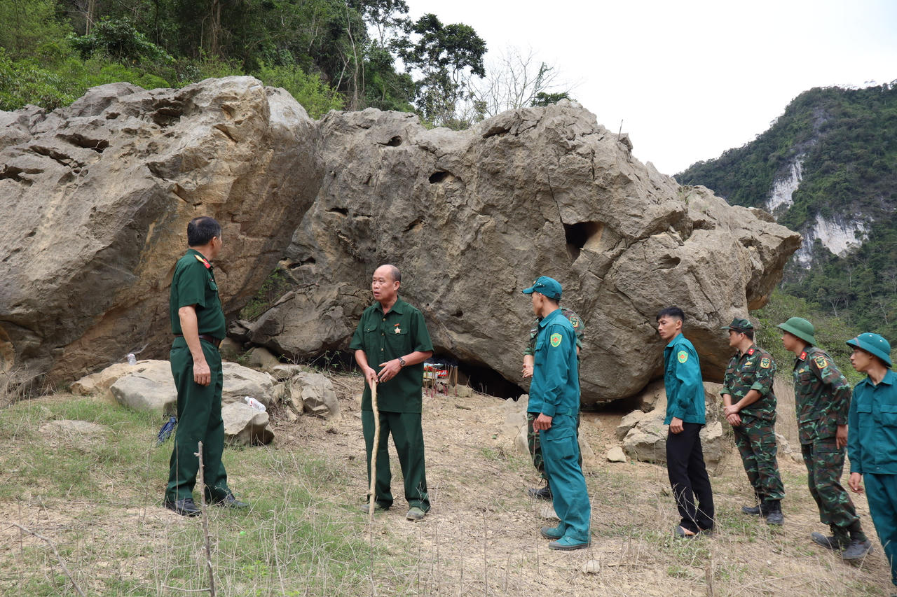 Đo&agrave;n c&ocirc;ng t&aacute;c tiến h&agrave;nh khảo s&aacute;t, x&aacute;c minh th&ocirc;ng tin h&agrave;i cốt liệt sĩ tại x&oacute;m Bản Quang, x&atilde; Tr&agrave; Lĩnh. (Ảnh: Phương Quyền)