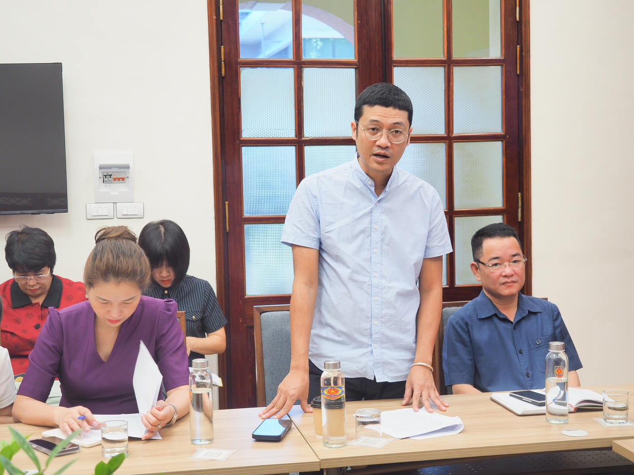 Ph&oacute; B&iacute; thư Đảng ủy, Ph&oacute; Tổng Bi&ecirc;n tập H&agrave; &Aacute;nh B&igrave;nh b&aacute;o c&aacute;o tại buổi l&agrave;m việc.