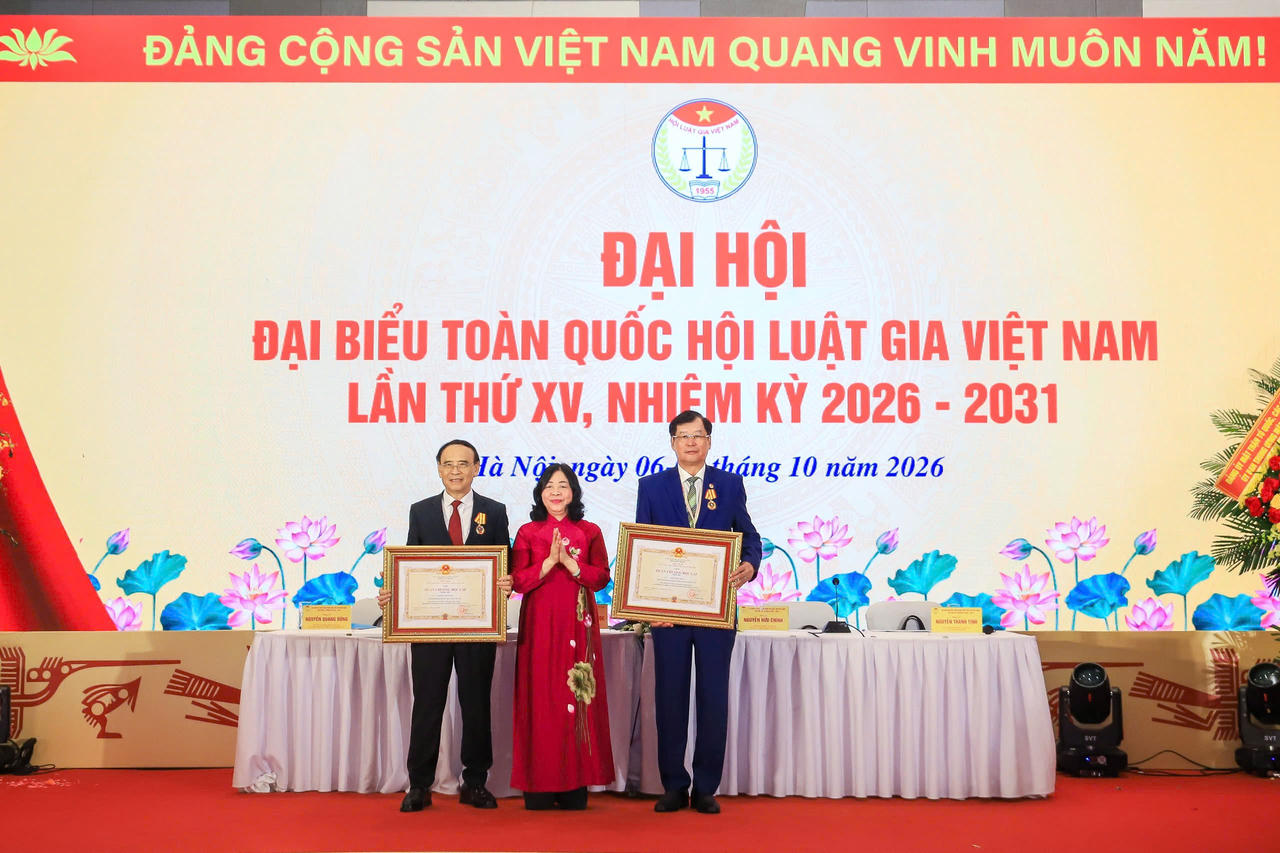 Chủ tịch Ủy ban Trung ương MTTQ Việt Nam B&ugrave;i Thị Minh Ho&agrave;i trao Hu&acirc;n Chương Độc lập hạng Nh&igrave; cho &ocirc;ng Nguyễn Văn Quyền - nguy&ecirc;n Chủ tịch Hội Luật gia Việt Nam; Hu&acirc;n chương Độc lập hạng Ba cho &ocirc;ng Trần C&ocirc;ng Ph&agrave;m - Ph&oacute; Chủ tịch Hội Luật gia Việt Nam