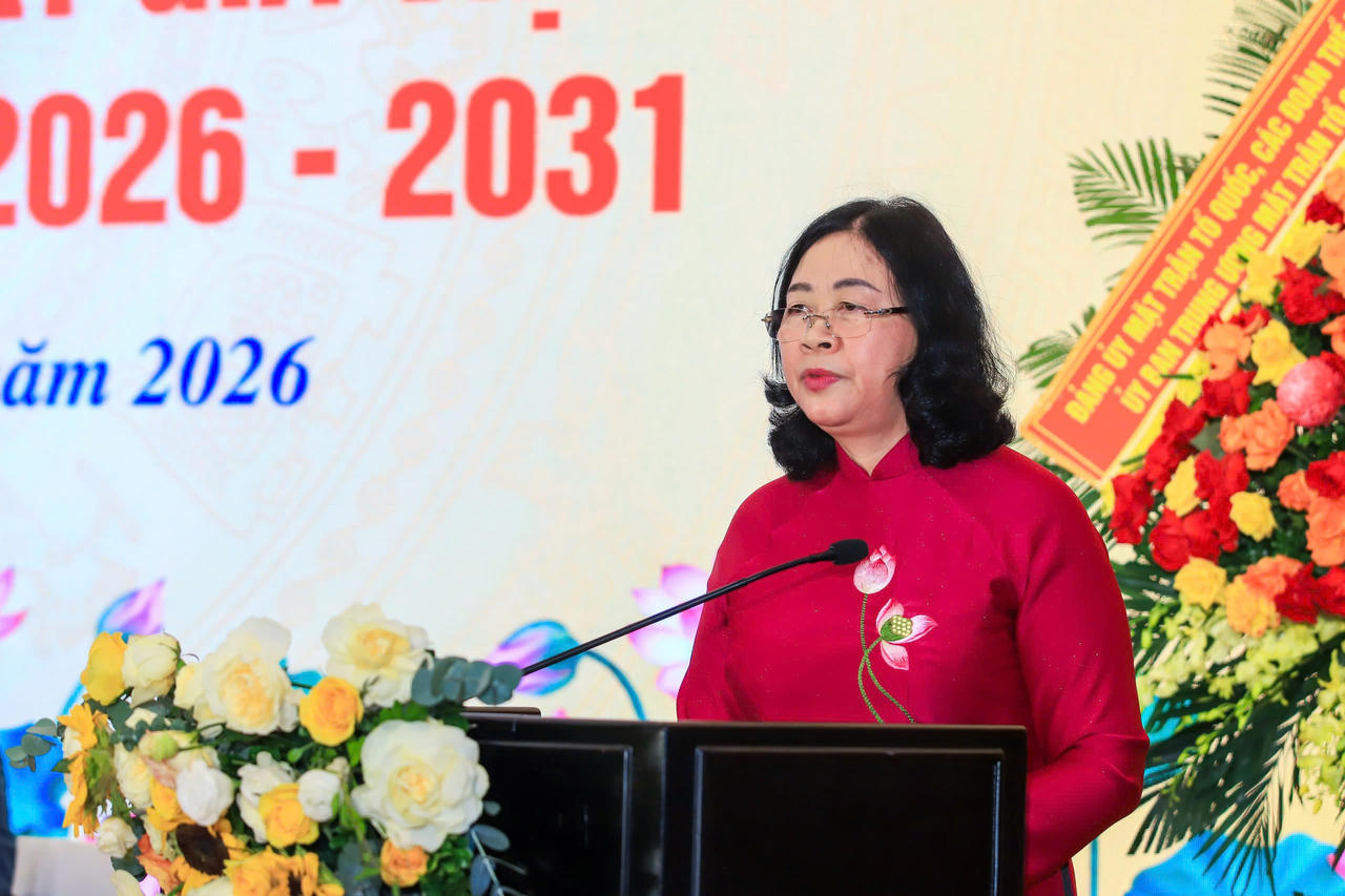 B&agrave; B&ugrave;i Thị Minh Ho&agrave;i, Ủy vi&ecirc;n Bộ Ch&iacute;nh trị, B&iacute; thư Trung ương Đảng, Chủ tịch Ủy ban Trung ương MTTQ Việt Nam ph&aacute;t biểu chỉ đạo tại Đại hội.