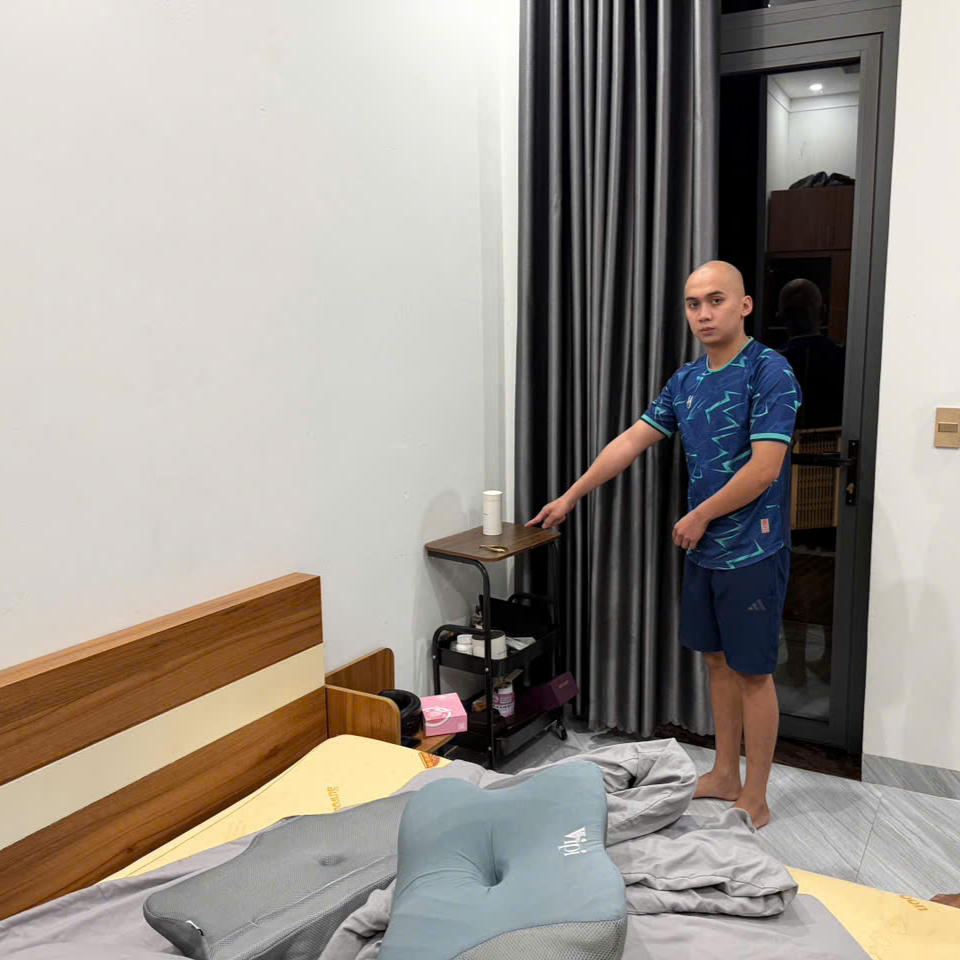 Đối tượng Nguyễn Văn Th&agrave;nh C&ocirc;ng tại hiện trường thực hiện vụ trộm đồng hồ Rolex.   (Ảnh: Bộ C&ocirc;ng an)