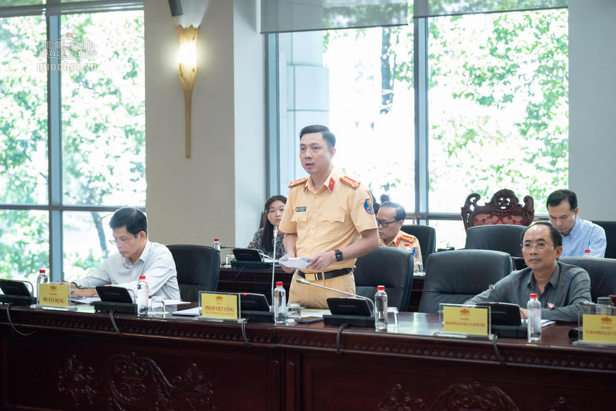 Đại t&aacute; Phạm Việt C&ocirc;ng, Ph&oacute; Cục trưởng Cục Cảnh s&aacute;t giao th&ocirc;ng (C08), Bộ C&ocirc;ng an tr&igrave;nh b&agrave;y B&aacute;o c&aacute;o của Ch&iacute;nh phủ về kết quả triển khai Nghị quyết số 1313/NQ-UBTVQH15. Ảnh: quochoi.vn