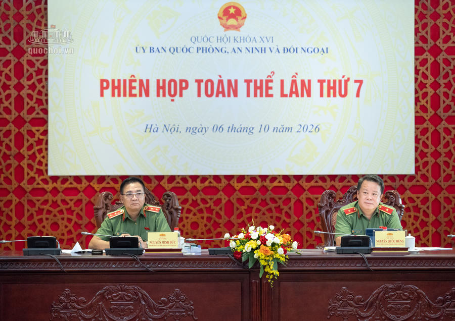 Trung tướng Nguyễn Minh Đức v&agrave; Thiếu tướng Nguyễn Quốc H&ugrave;ng, Ph&oacute; Chủ nhiệm Ủy ban Quốc ph&ograve;ng, An ninh v&agrave; Đối ngoại đồng chủ tr&igrave; Phi&ecirc;n họp. Ảnh: quochoi.vn