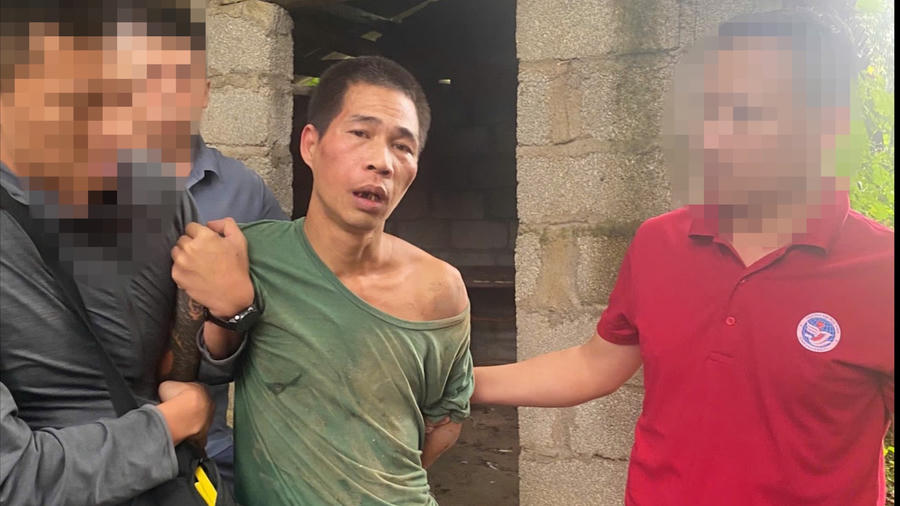 Lực lượng C&ocirc;ng an bắt giữ th&agrave;nh c&ocirc;ng đối tượng Phương Văn Kỳ tại nơi lẩn trốn tại l&aacute;n trại.