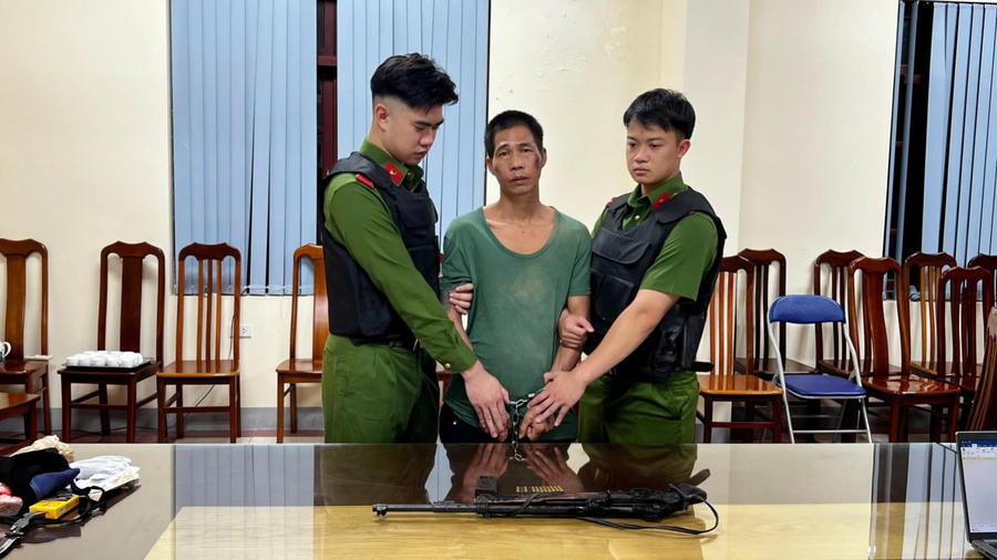 Đối tượng Phương Văn Kỳ c&ugrave;ng tang vật.