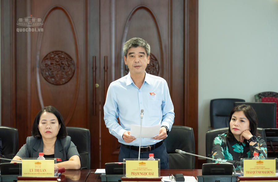 Ủy vi&ecirc;n l&agrave; đại biểu Quốc hội hoạt động chuy&ecirc;n tr&aacute;ch tại Ủy ban Quốc ph&ograve;ng, An ninh v&agrave; Đối ngoại Phạm Ngọc Hải tr&igrave;nh b&agrave;y dự thảo B&aacute;o c&aacute;o thẩm tra của Ủy ban. Ảnh: quochoi.vn