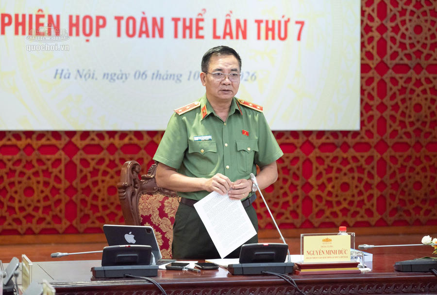 Trung tướng Nguyễn Minh Đức, Ph&oacute; Chủ nhiệm Ủy ban Quốc ph&ograve;ng, An ninh v&agrave; Đối ngoại chủ tr&igrave; v&agrave; điều h&agrave;nh Phi&ecirc;n họp. Ảnh: quochoi.vn