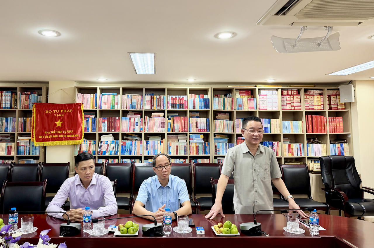 TS. Vũ Ho&agrave;i Nam, B&iacute; thư Đảng ủy, Tổng Bi&ecirc;n tập B&aacute;o Ph&aacute;p luật Việt Nam ph&aacute;t biểu tại buổi gặp mặt, chia sẻ những t&igrave;nh cảm, kỷ niệm trong thời gian c&ocirc;ng t&aacute;c tại Nh&agrave; xuất bản Tư ph&aacute;p v&agrave; gửi lời ch&uacute;c mừng nh&acirc;n Ng&agrave;y truyền thống ng&agrave;nh Xuất bản, In v&agrave; Ph&aacute;t h&agrave;nh Việt Nam.