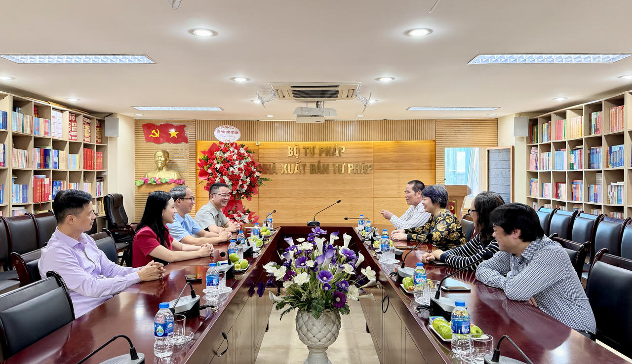 Đo&agrave;n c&ocirc;ng t&aacute;c B&aacute;o Ph&aacute;p luật Việt Nam v&agrave; l&atilde;nh đạo, c&aacute;n bộ Nh&agrave; xuất bản Tư ph&aacute;p trao đổi trong kh&ocirc;ng kh&iacute; th&acirc;n t&igrave;nh, c&ugrave;ng chia sẻ những c&acirc;u chuyện nghề v&agrave; t&igrave;nh cảm gắn b&oacute; giữa hai đơn vị trong m&aacute;i nh&agrave; chung Bộ Tư ph&aacute;p.